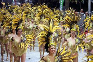 Sitges encara la recta final del Carnaval amb una multitudinària rua de l'Extermini