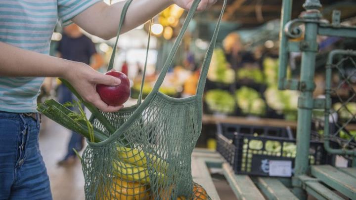 Sitges estableix un nou protocol de prevenció del coronavirus al mercat de dissabte. EIX