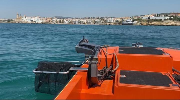 Sitges inicia la neteja de plàstics del litoral sitgetà. Ajuntament de Sitges