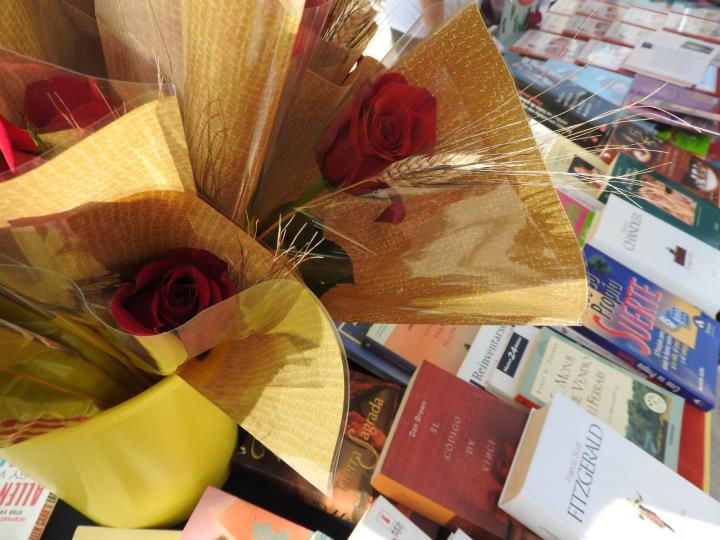 Sitges prepara un Sant Jordi digital i en confinament sense perdre la tradició del llibre i la rosa. Ajuntament de Sitges