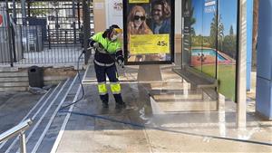 Sitges reforça la neteja amb aigua i desinfectant als carrers. Ajuntament de Sitges