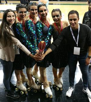 Sònia González, Aina Calderer, Abril González i Aina Roglàn amb Nerea Martín i Xavi Martín