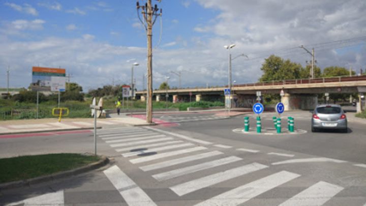 Tallada la circulació per sota el pont de la via del tren a Cubelles per unes obres. Ajuntament de Cubelles