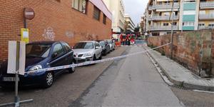Tallen un carrer de Vilanova pel perill d'ensorrament d'una nau en desmantellament. Policia local de Vilanova