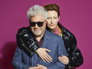 Tilda Swinton i Pedro Almodovar, protagonista i director del curtmetratge 'La voz humana'. Nico Bustos / eldeseo