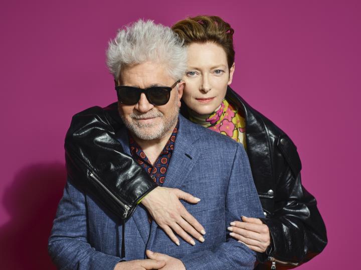 Tilda Swinton i Pedro Almodovar, protagonista i director del curtmetratge 'La voz humana'. Nico Bustos / eldeseo