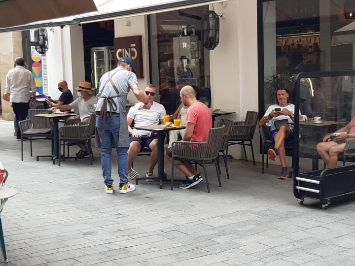 Treballadors del sector de la restauració i hostaleria de Sitges realitzen una formació sobre prevenció de la covid-19. Ajuntament de Sitges