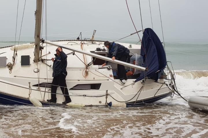 Troben una embarcació amb el motor encès encallada a una platja de Sitges. Policia local de Sitges