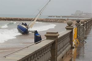 Troben una embarcació amb el motor encès encallada a una platja de Sitges