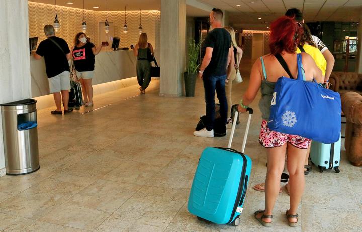 Turistes a la recepció d'un dels hotels oberts a la Costa Daurada. ACN / Mar Rovira