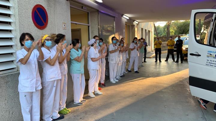 Últim gran homenatge als sanitaris per la seva lluita en primera línia contra el coronavirus. EIX