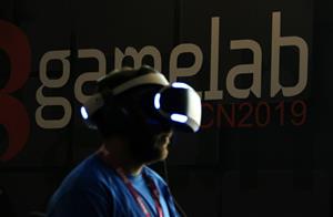 Un assistent al congrés Gamelab amb unes ulleres de realitat virtual a l'edició 2019 que ha arrencat aquest dimecres 26 de juny de 2019 a l'Hospitalet