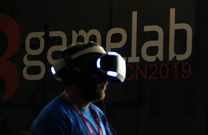 Un assistent al congrés Gamelab amb unes ulleres de realitat virtual a l'edició 2019 que ha arrencat aquest dimecres 26 de juny de 2019 a l'Hospitalet