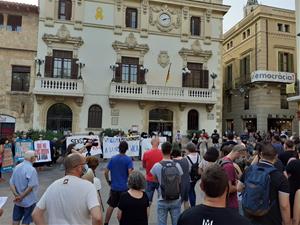 Un centenar de persones es concentren a Vilafranca per reivindicar el dret a l’empadronament. CUP