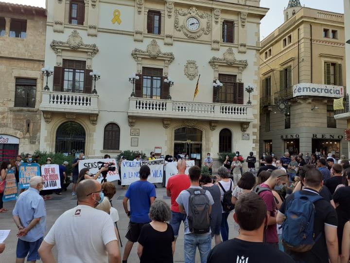 Un centenar de persones es concentren a Vilafranca per reivindicar el dret a l’empadronament. CUP