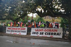 Un centenar de treballadors de Saint-Gobain es concentra davant el Parlament per frenar el tancament de la divisió Glass. ACN