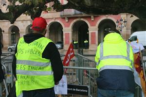 Un centenar de treballadors de Saint-Gobain es concentra davant el Parlament per frenar el tancament de la divisió Glass