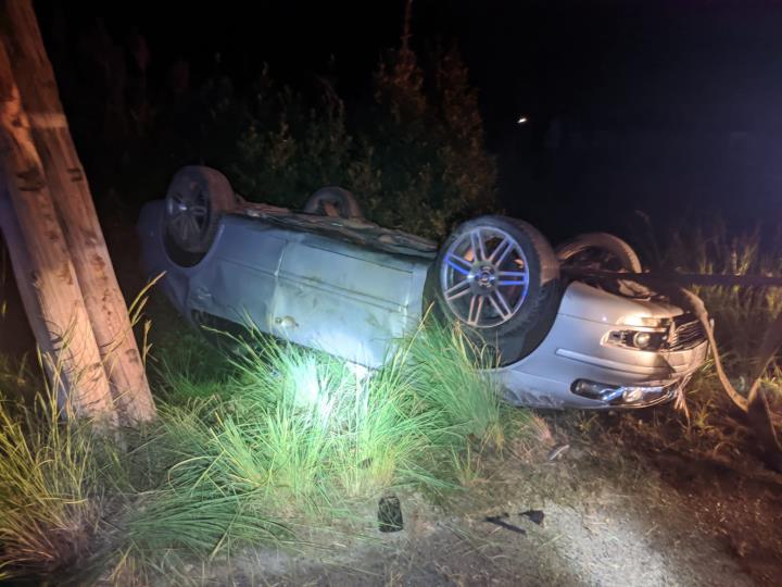 Un conductor ebri s'estavella contra un pal de la llum a un camí de Vilanova. Policia local de Vilanova