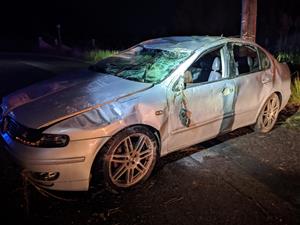 Un conductor ebri s'estavella contra un pal de la llum a un camí de Vilanova