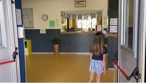 Un grup de mestres graven una cançó per treballar els hàbits d’higiene a l'escola. EIX