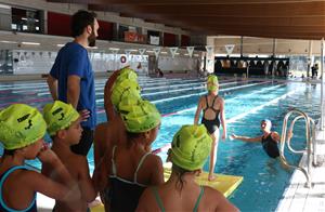 Un grup d'infants participant al curset de natació a les Piscines Municipals Joan Serra el 25 d'octubre de 2018. ACN