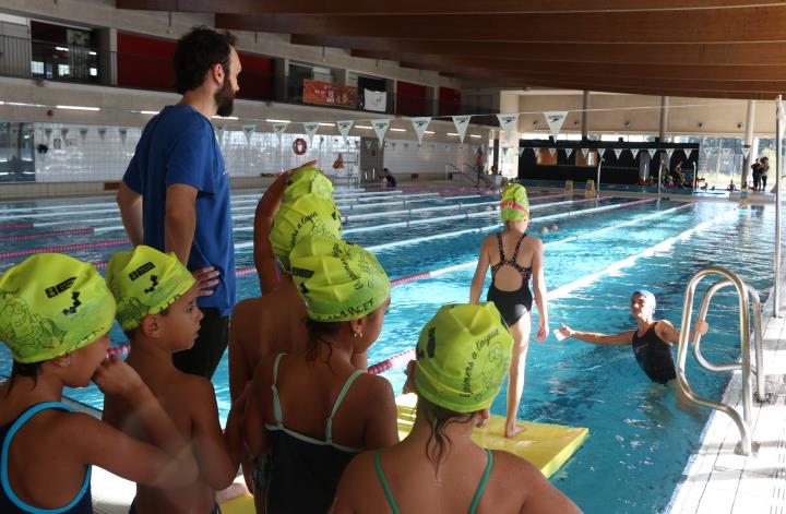 Un grup d'infants participant al curset de natació a les Piscines Municipals Joan Serra el 25 d'octubre de 2018. ACN