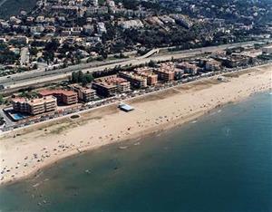 Un home de 64 anys mor a la platja de les Botigues de Sitges. EIX