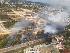 Un incendi a Sitges obliga a tallar la circulació de trens cap a Vilanova