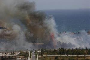 Un incendi a Sitges obliga a tallar la circulació de trens cap a Vilanova