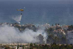 Un incendi a Sitges obliga a tallar la circulació de trens cap a Vilanova. Emil Castro