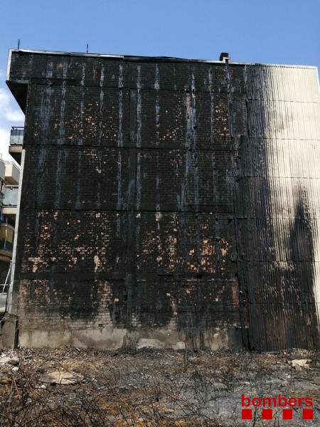 Un incendi crema 100 metres quadrats de vegetació d'un solar del Vendrell. Bombers