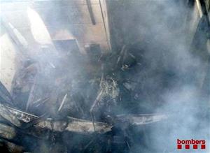 Un incendi destrueix una nau d'una empresa de reciclatge de residus al polígon industrial de l'Arboç. Bombers