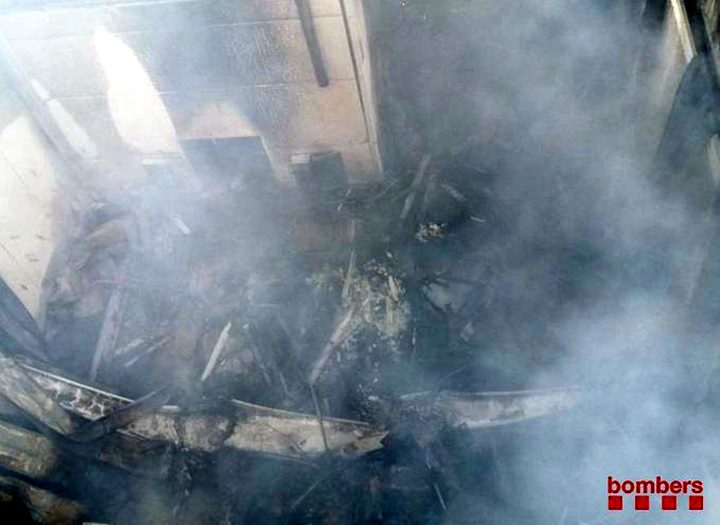 Un incendi destrueix una nau d'una empresa de reciclatge de residus al polígon industrial de l'Arboç. Bombers