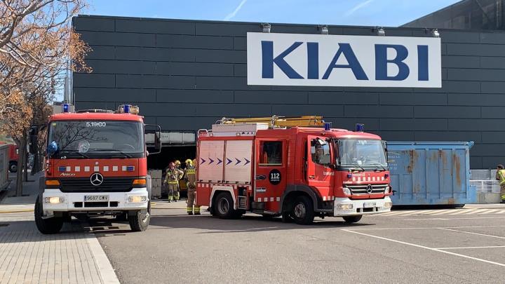 Un incendi en un magatzem obliga a desallotjar dues botigues de la rambla del Garraf. EIX