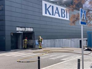 Un incendi en un magatzem obliga a desallotjar dues botigues de la rambla del Garraf
