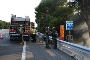 Un incendi obliga a tallar al Vendrell un carril de l'autopista AP-7. ACN