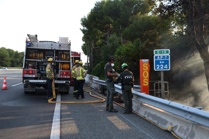 Un incendi obliga a tallar al Vendrell un carril de l'autopista AP-7. ACN