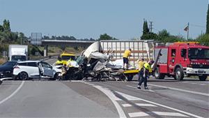 Un mort en un xoc frontal entre un camió i un cotxe a Vilafranca del Penedès. EIX