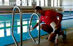 Un operari preparant la piscina municipal del Vendrell. Eix