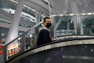 Un passatger porta una màscara en una estació de tren de Hong Kong poc abans de ser tancada per l'arribada del coronavirus a la ciutat. REUTERS / Tyro