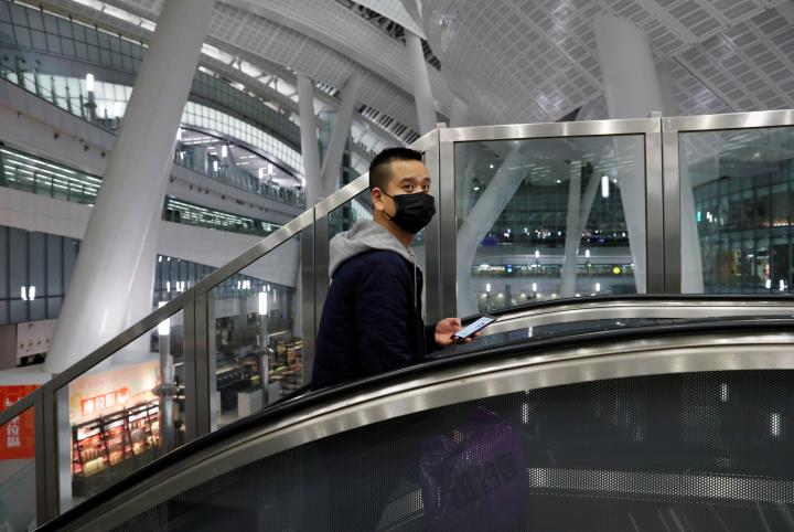 Un passatger porta una màscara en una estació de tren de Hong Kong poc abans de ser tancada per l'arribada del coronavirus a la ciutat. REUTERS / Tyro