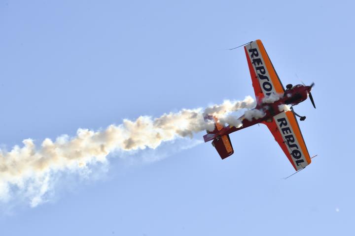 Una avioneta fent acrobàcies en l'edició del 2019. Aerosport