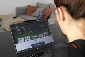 Una dona visita una pàgina web de poker online durant el confinament, el 9 d'abril de 2020. ACN