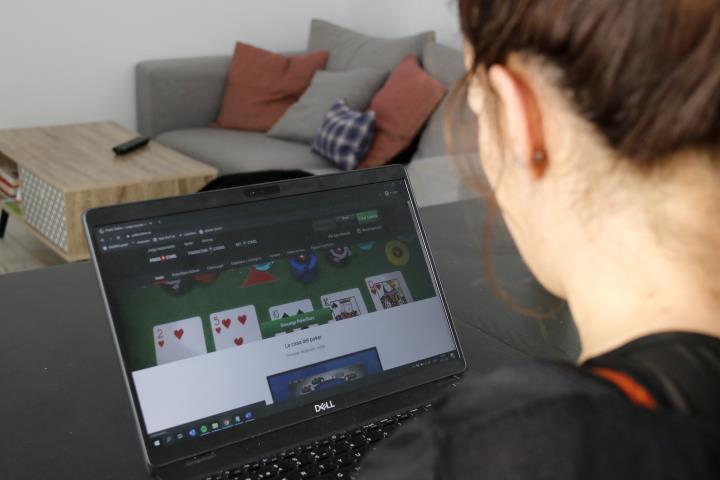 Una dona visita una pàgina web de poker online durant el confinament, el 9 d'abril de 2020. ACN