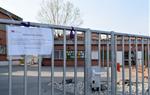 Una escola d'Igualada amb un rètol en què s'informa del tancament. ACN