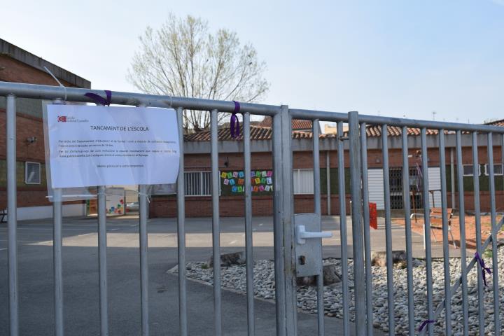 Una escola d'Igualada amb un rètol en què s'informa del tancament, el 13 de març del 2020. ACN