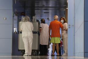 Una infermera conversa amb pacients de l'àrea d'hospitalització de Salut Mental de l'Hospital de Mataró. ACN