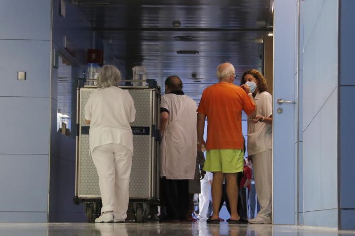 Una infermera conversa amb pacients de l'àrea d'hospitalització de Salut Mental de l'Hospital de Mataró. ACN