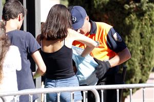 Una noia mostra el contingut de la seva bossa a un agent de seguretat privada per poder entrar al concert d'Ariana Grande, el 13 de juny del 2017. ACN