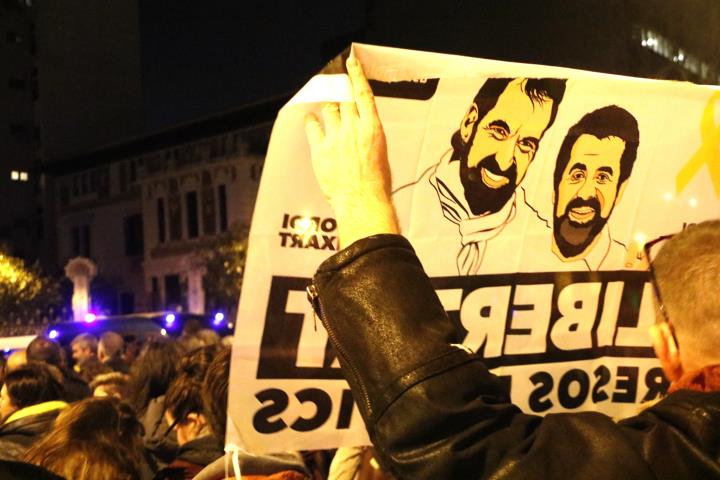 Una pancarta en favor de la llibertat de Jordi Sánchez i Jordi Cuixart, a la concentració dels CDR a les portes de la Delegació del govern espanyol . 